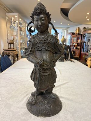A large Chinese bronze figure of Weituo — foto 1