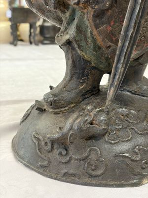 A large Chinese bronze figure of Weituo — foto 15