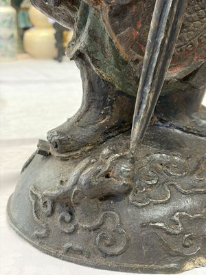 A large Chinese bronze figure of Weituo — foto 17