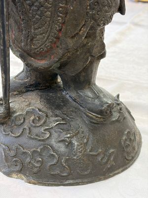 A large Chinese bronze figure of Weituo — foto 18