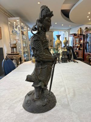 A large Chinese bronze figure of Weituo — foto 4