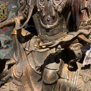 A large Chinese bronze group of Guanyin on a dragon, prob. Ming — 照片 15