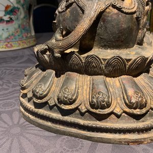 A large Chinese bronze group of Guanyin on a dragon, prob. Ming — 照片 17