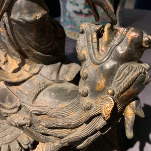 A large Chinese bronze group of Guanyin on a dragon, prob. Ming — 照片 25