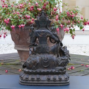 A large Chinese bronze group of Guanyin on a dragon, prob. Ming — 照片 9