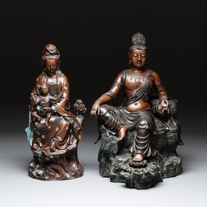 A large Chinese bronze Guanyin seated on rocks and a group of Guanyin with child, 20th C. — photo 1