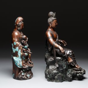 A large Chinese bronze Guanyin seated on rocks and a group of Guanyin with child, 20th C. — photo 3