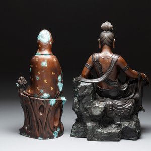 A large Chinese bronze Guanyin seated on rocks and a group of Guanyin with child, 20th C. — photo 5
