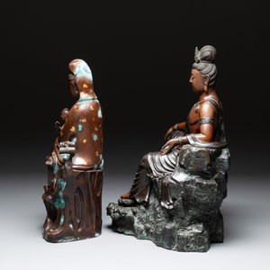 A large Chinese bronze Guanyin seated on rocks and a group of Guanyin with child, 20th C. — photo 7