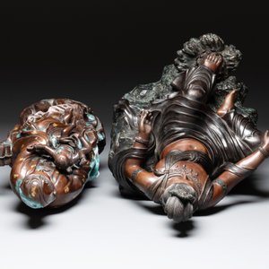 A large Chinese bronze Guanyin seated on rocks and a group of Guanyin with child, 20th C. — photo 9