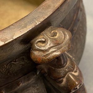 A large Chinese bronze 'Gui' vessel on hardwood stand, Yuan — 照片 12