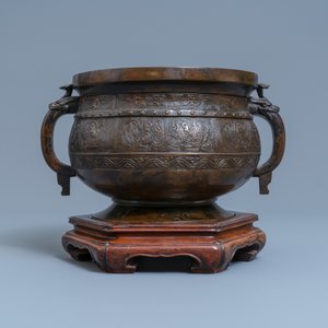 A large Chinese bronze 'Gui' vessel on hardwood stand, Yuan — 照片 4