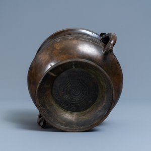 A large Chinese bronze 'Gui' vessel on hardwood stand, Yuan — 照片 7