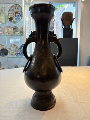 A large Chinese bronze 'hu' vase with luduan-form handles, Yuan — photo 1