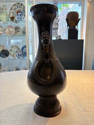 A large Chinese bronze 'hu' vase with luduan-form handles, Yuan — photo 2