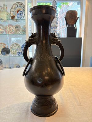 A large Chinese bronze 'hu' vase with luduan-form handles, Yuan — photo 3