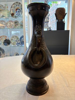 A large Chinese bronze 'hu' vase with luduan-form handles, Yuan — photo 4