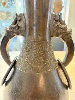 A large Chinese bronze 'hu' vase with luduan-form handles, Yuan — photo 7