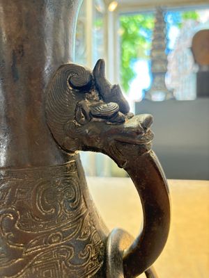 A large Chinese bronze 'hu' vase with luduan-form handles, Yuan — photo 8