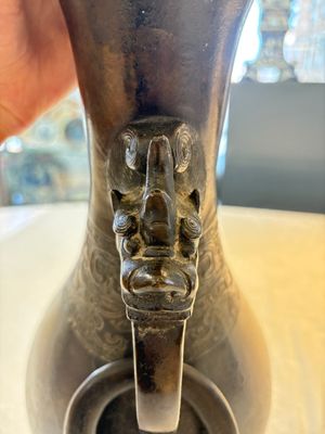 A large Chinese bronze 'hu' vase with luduan-form handles, Yuan — photo 9