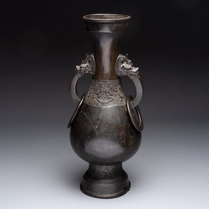 A large Chinese bronze 'hu' vase with luduan-form handles, Yuan — photo 1