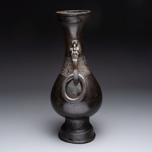A large Chinese bronze 'hu' vase with luduan-form handles, Yuan — photo 2