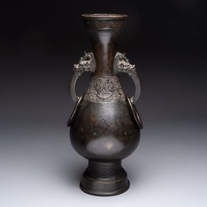 A large Chinese bronze 'hu' vase with luduan-form handles, Yuan — photo 3