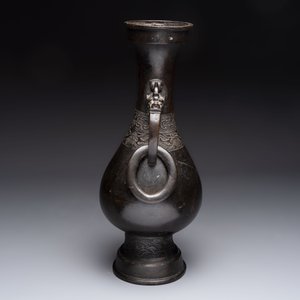 A large Chinese bronze 'hu' vase with luduan-form handles, Yuan — photo 4