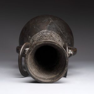 A large Chinese bronze 'hu' vase with luduan-form handles, Yuan — photo 5