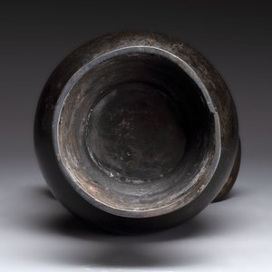 A large Chinese bronze 'hu' vase with luduan-form handles, Yuan — photo 6