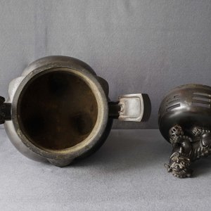 A large Chinese bronze incense burner and cover on carved wooden stand, Ming — photo 13