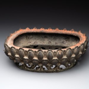A large Chinese bronze lotus throne, Ming — photo 2