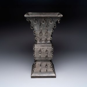 A large Chinese bronze quadrangular 'gu' vase with hanging rings, Ming — 照片 1