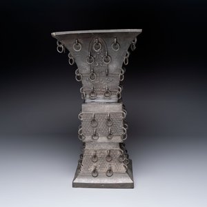 A large Chinese bronze quadrangular 'gu' vase with hanging rings, Ming — 照片 2