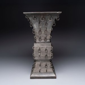 A large Chinese bronze quadrangular 'gu' vase with hanging rings, Ming — 照片 3
