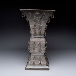 A large Chinese bronze quadrangular 'gu' vase with hanging rings, Ming — 照片 4