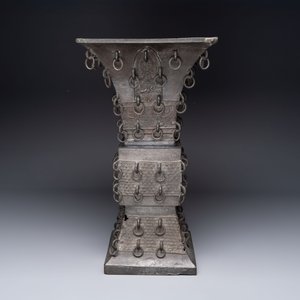 A large Chinese bronze quadrangular 'gu' vase with hanging rings, Ming — 照片 5