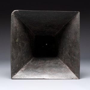 A large Chinese bronze quadrangular 'gu' vase with hanging rings, Ming — 照片 6