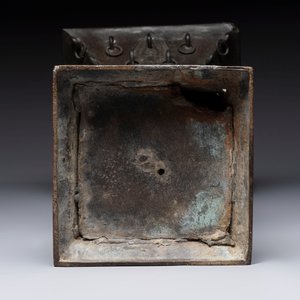A large Chinese bronze quadrangular 'gu' vase with hanging rings, Ming — 照片 7