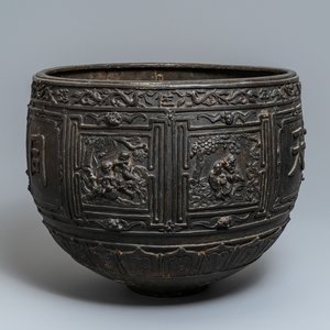 A large Chinese bronze relief-decorated jardinière, Xuande mark, 18/19th C. — photo 1