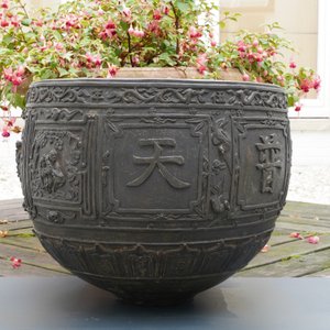 A large Chinese bronze relief-decorated jardinière, Xuande mark, 18/19th C. — photo 11
