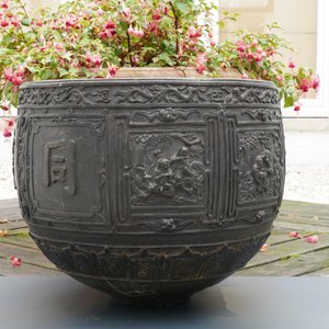 A large Chinese bronze relief-decorated jardinière, Xuande mark, 18/19th C. — photo 12