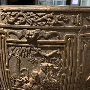 A large Chinese bronze relief-decorated jardinière, Xuande mark, 18/19th C. — photo 15