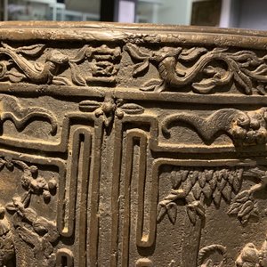 A large Chinese bronze relief-decorated jardinière, Xuande mark, 18/19th C. — photo 19