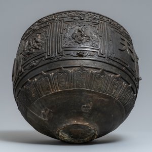 A large Chinese bronze relief-decorated jardinière, Xuande mark, 18/19th C. — photo 7