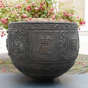 A large Chinese bronze relief-decorated jardinière, Xuande mark, 18/19th C. — photo 9