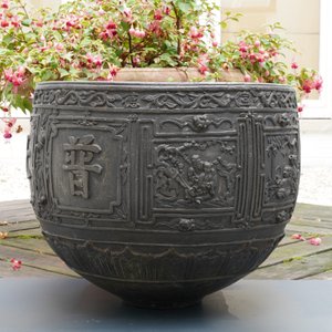 A large Chinese bronze relief-decorated jardinière, Xuande mark, 18/19th C. — photo 10