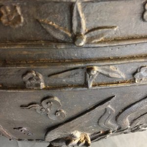 A large Chinese bronze relief-decorated jardinière, Xuande mark, Ming — 照片 15