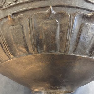 A large Chinese bronze relief-decorated jardinière, Xuande mark, Ming — 照片 16