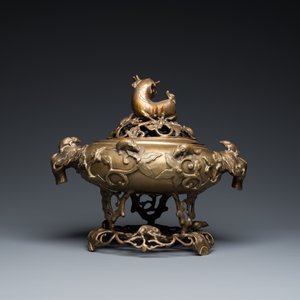 A large Chinese bronze reticulated censer and cover on stand, 19th C. — 照片 5
